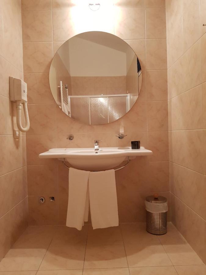 Bastiglia Hotel Le Cardinal מראה חיצוני תמונה